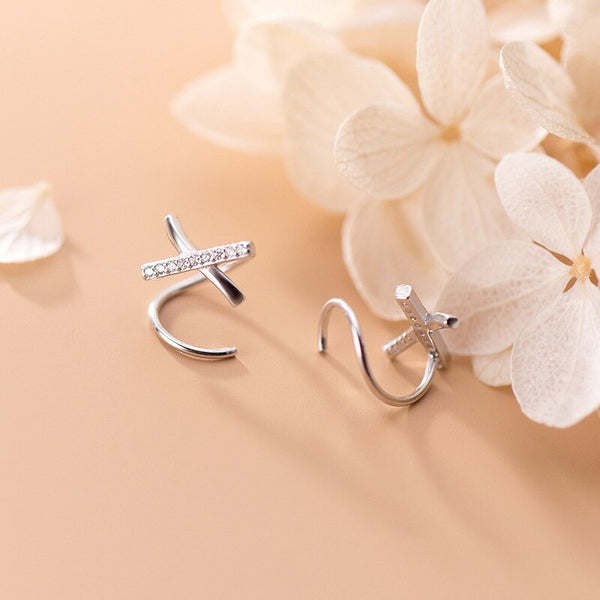 Anillo de plata de ley 925 con forma de X y circonitas cúbicas deslumbrantes.