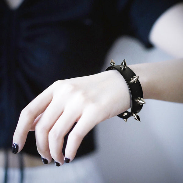 Pulsera puntiaguda única Pulseras con remaches de una hilera