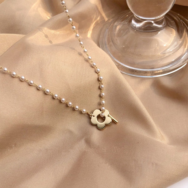 Collar con colgante de perlas y flores de moda