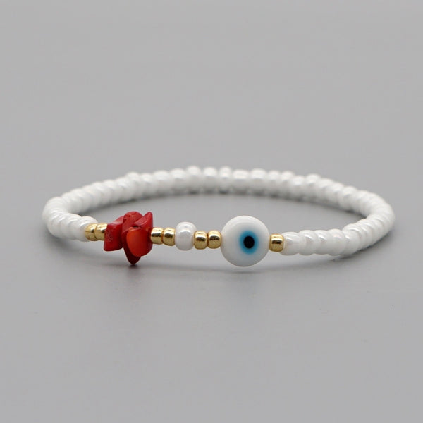 Pulseras con amuletos de mal de ojo turco