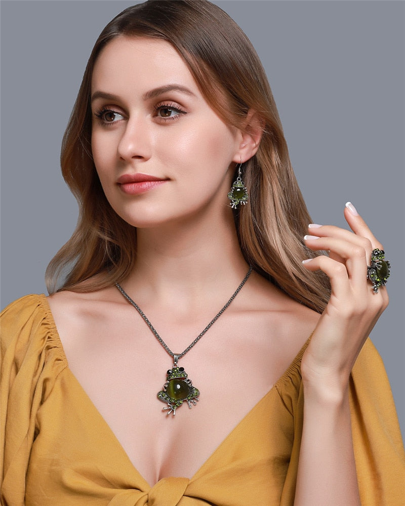 Classic Design Green Frog Pendant Jewelry Set