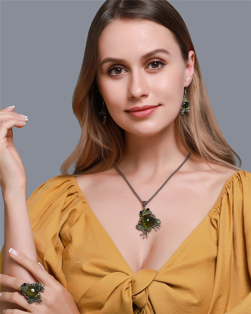 Classic Design Green Frog Pendant Jewelry Set