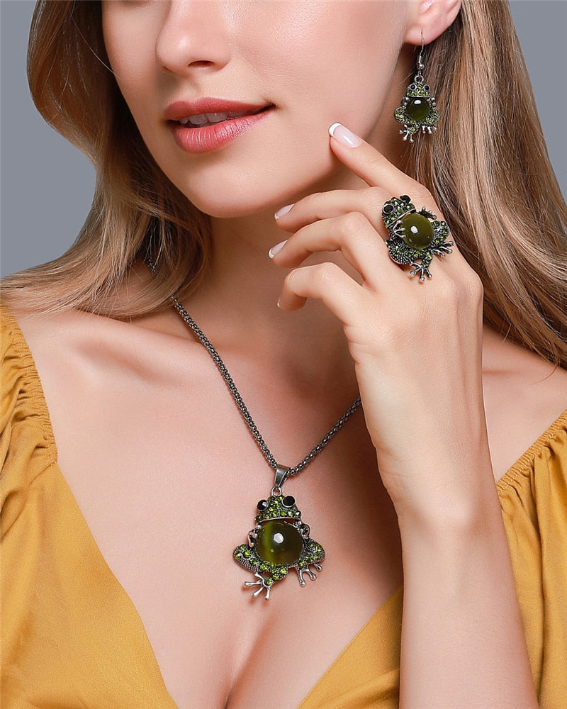 Classic Design Green Frog Pendant Jewelry Set