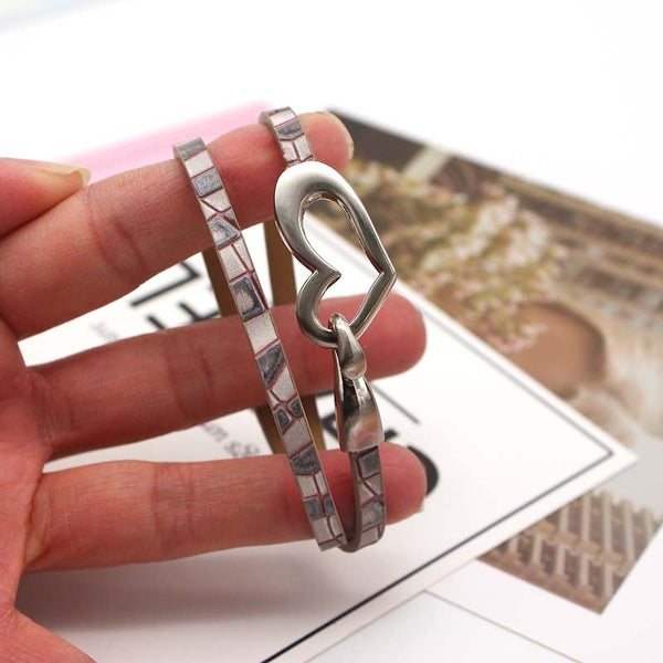 Pulsera de cuero con dijes de amor simple y negro de nuevo diseño para mujer