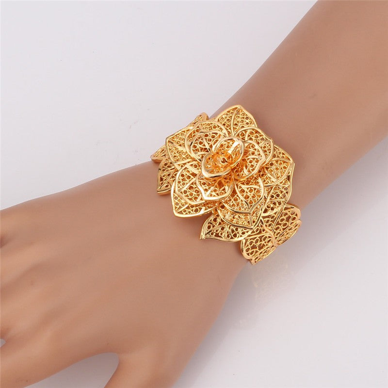 Gold Exquisite Pattern Flower Jewelry Set For Women