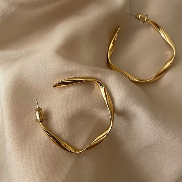 Pendientes vintage elegantes con forma de C retorcida chapados en oro.