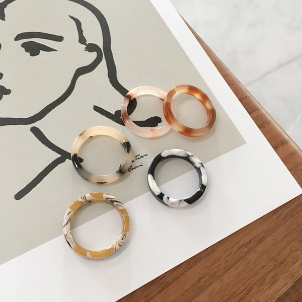 Anillo fino minimalista de resina acrílica colorido