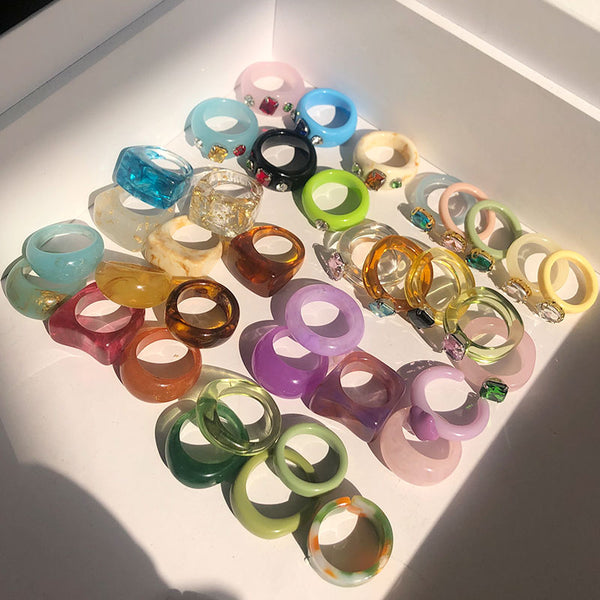 Anillo de traje de resina colorida con diamantes de imitación transparentes y circonitas