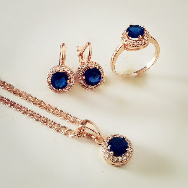 Conjunto de joyería de moda en color oro rosa: collar, pendientes y anillo.