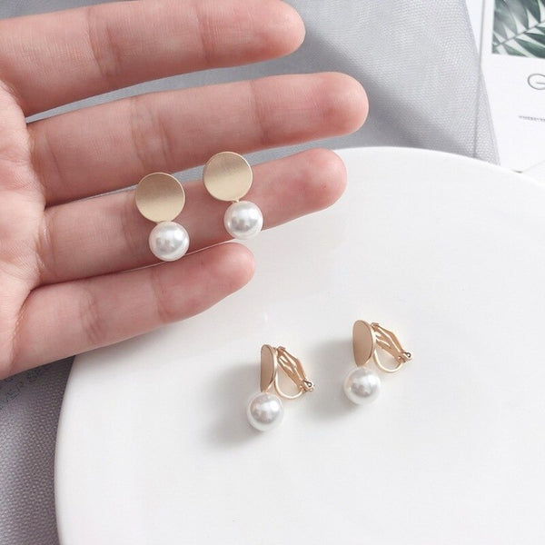 Pendientes pequeños de metal con perlas de imitación redondas y elegantes de estilo coreano.