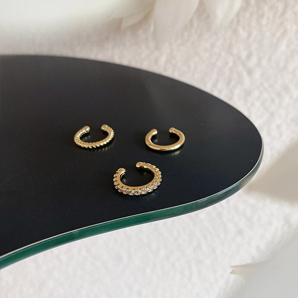 Juego de 3 pendientes de clip con micropavé de circonita cúbica, sin perforación, con diseño retorcido.