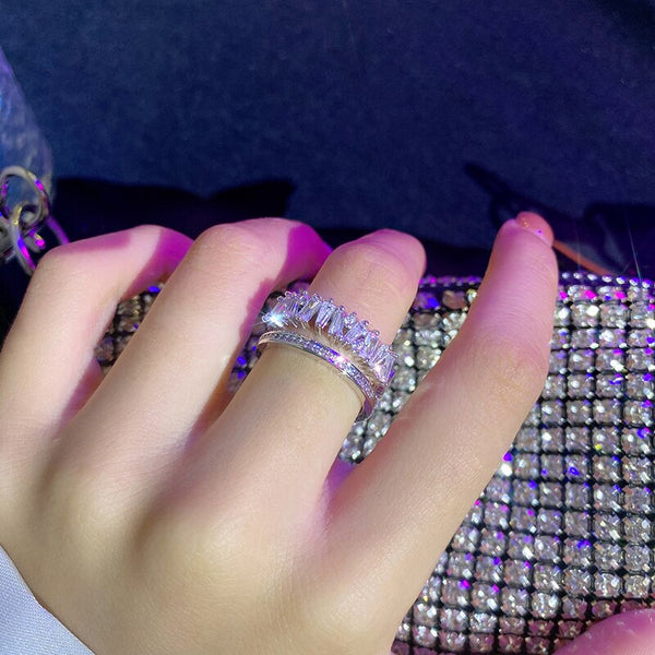 Anillo de apertura plateado con circonita brillante de lujo para mujer