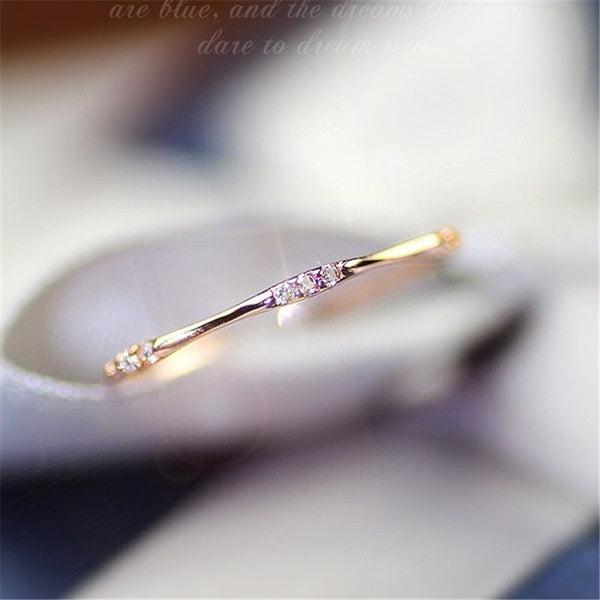 Nuevo anillo de dedo fino de circonita cúbica en color dorado y plateado.
