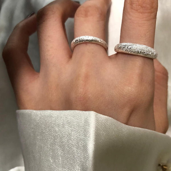 Anillo de plata de ley 925 con superficie mate y arco brillante blanco