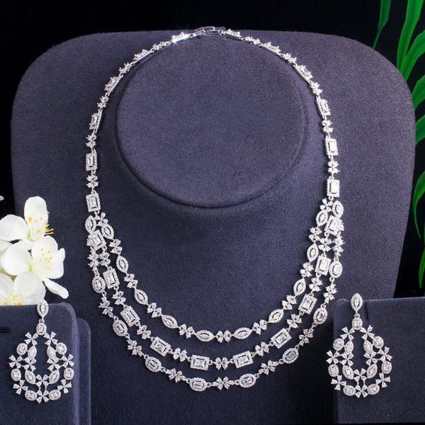 Conjunto de joyería nupcial de lujo con tres capas, collar grande y pendientes.