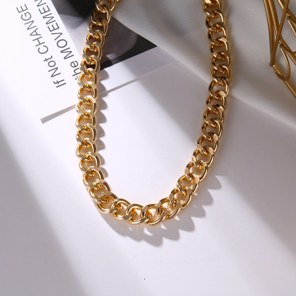 European and American retro portrait of exaggerated thick chain necklace