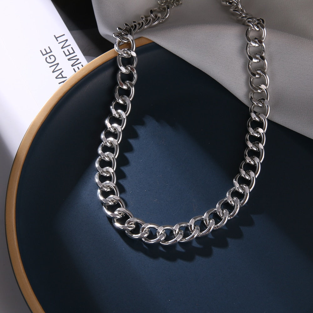 European and American retro portrait of exaggerated thick chain necklace