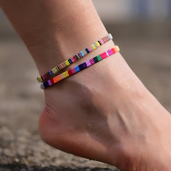 Pulsera de cuerda de la amistad hecha a mano para pies descalzos en la pierna.