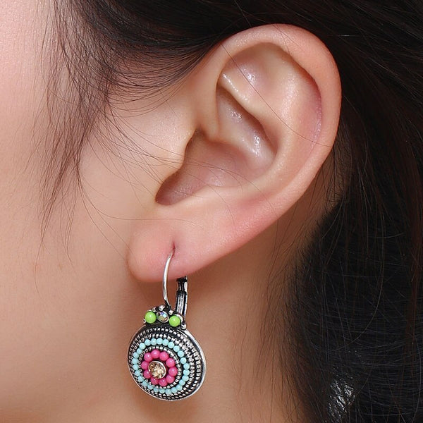 Pendientes étnicos con clip y diamantes de imitación de la suerte