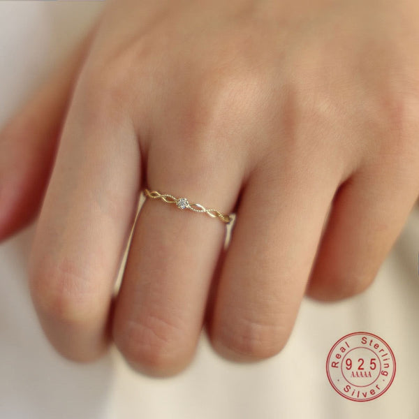 Anillo redondo de circonita hueca con exquisito diseño de plata de ley 925