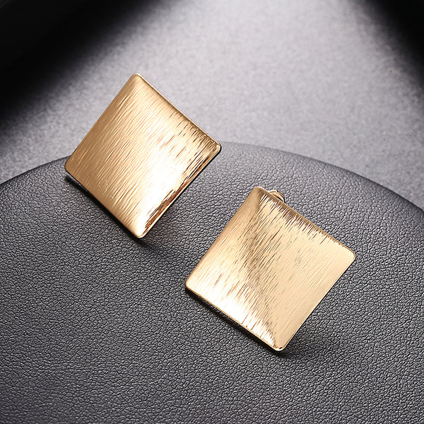 Pendiente de clip geométrico punk de moda con forma de corazón, sin perforaciones, con clip para las orejas.