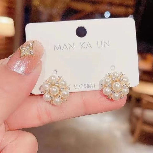 Pineapple pearl earrings