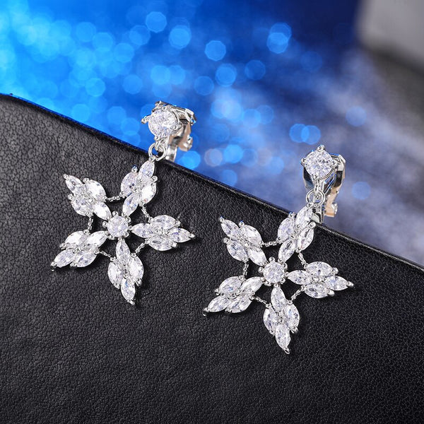 Pendientes de clip con copos de nieve y piedra de circonita de estilo moderno