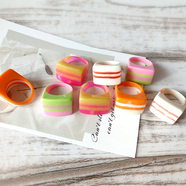 Anillos grandes y hermosos de resina con diseño geométrico de gotas de agua y rayas de color caramelo
