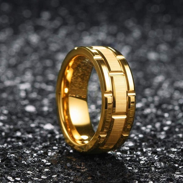 Anillo de boda de acero inoxidable cepillado con ranuras y diseño de ladrillo chapado en oro para hombre.