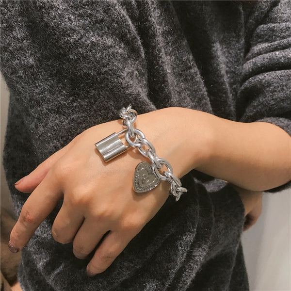 Pulsera de lazo con cristales y corazón dorado