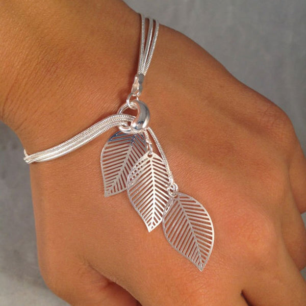 Versión coreana de la pulsera de malla de alambre dorado con forma de corazón hueco y hoja
