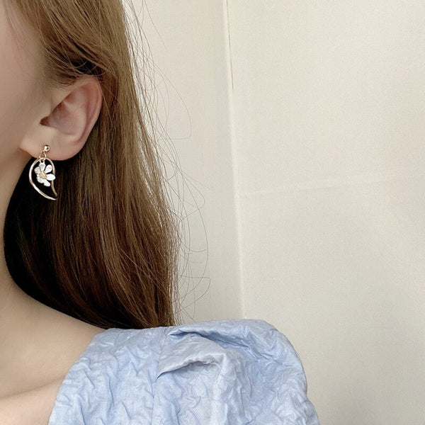 Pendientes de clip asimétricos con pequeñas margaritas y personalidad de estilo japonés