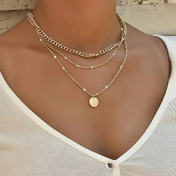 Collar vintage con cadena de oro en el cuello
