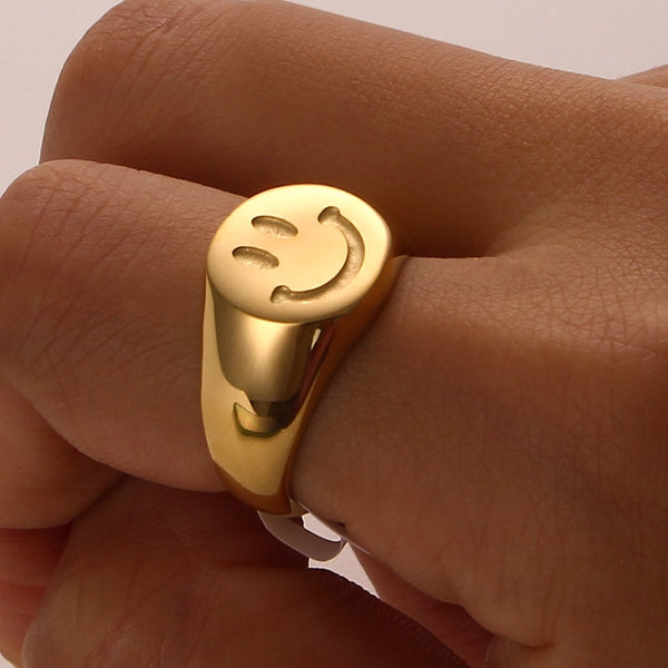 Anillo de acero inoxidable con cara sonriente bañado en oro de 18 quilates