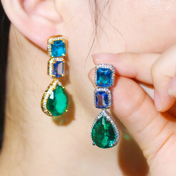 Pendientes largos colgantes de oro indio con cristales de circonita cúbica azul y verde con forma de gota de agua y cuadrados de moda