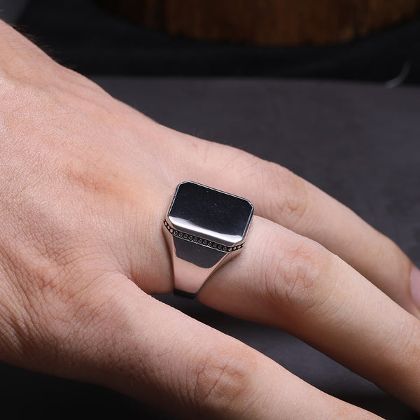 Anillo sencillo de plata de ley 925 para hombre con diseño cuadrado negro.