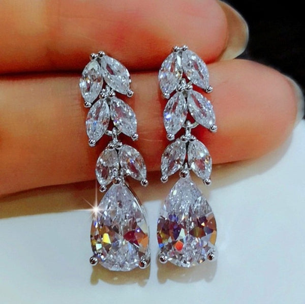 Pendientes geométricos de circonita brillante con temperamento de cristal y flores