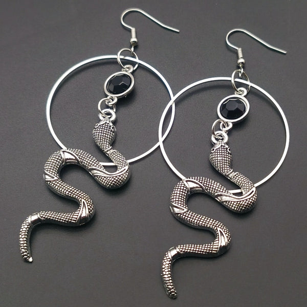Pendientes con dije de serpiente y piedra circular negra
