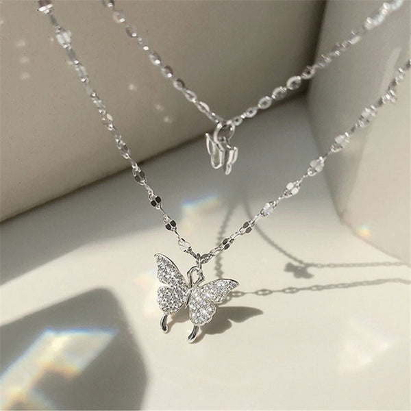 Collar de mariposa brillante de color plata