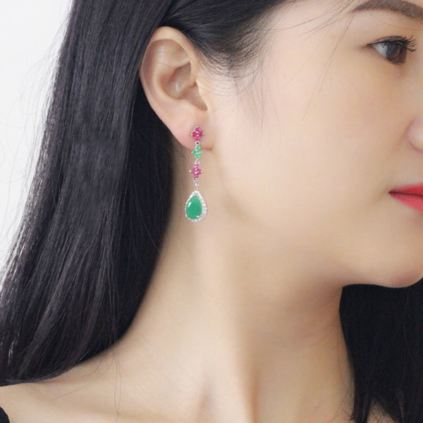 Pendientes étnicos largos con forma de lágrima grande y pavé de circonitas cúbicas con flores verdes y rojas