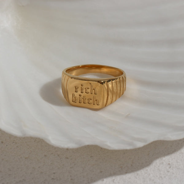 Anillo grueso y llamativo con palabra grabada