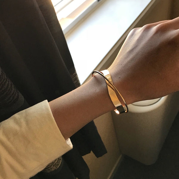 Pulsera de doble capa con abertura cruzada geométrica irregular y ondulada