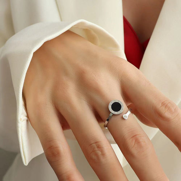 Anillos de acero de titanio con pieza negra digital romana clásica