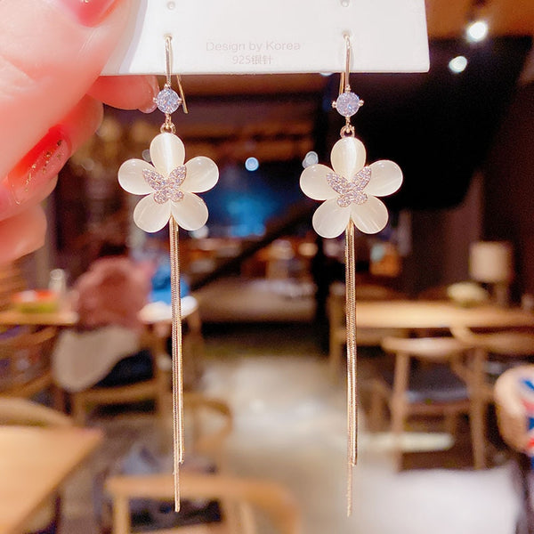 Pendientes largos con borlas y flores de cinco hojas de primavera y verano de Corea del Sur.