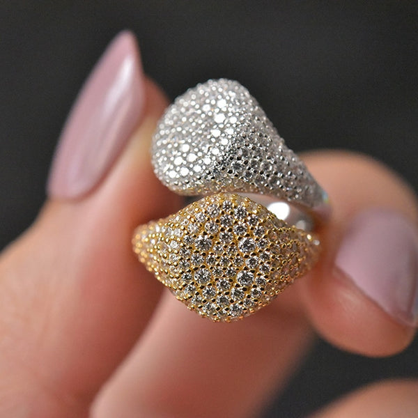 Anillos brillantes con diamantes bañados en oro blanco de 18 quilates