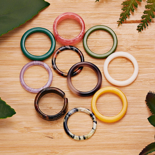 Juego de anillos de resina acrílica de colores