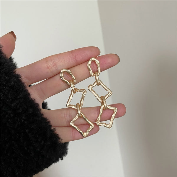 Pendiente cuadrado irregular de lujo coreano en color oro mate