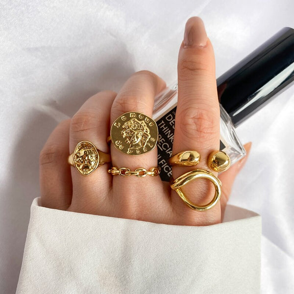 Conjunto de anillos geométricos con cadena de monedas y retrato dorado punk