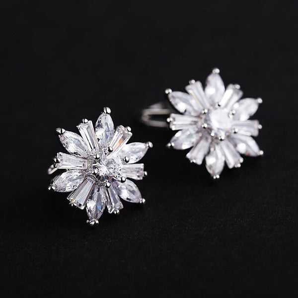 Pendientes de clip con forma de oreja de circonita brillante, modernos y transparentes, sin perforación.