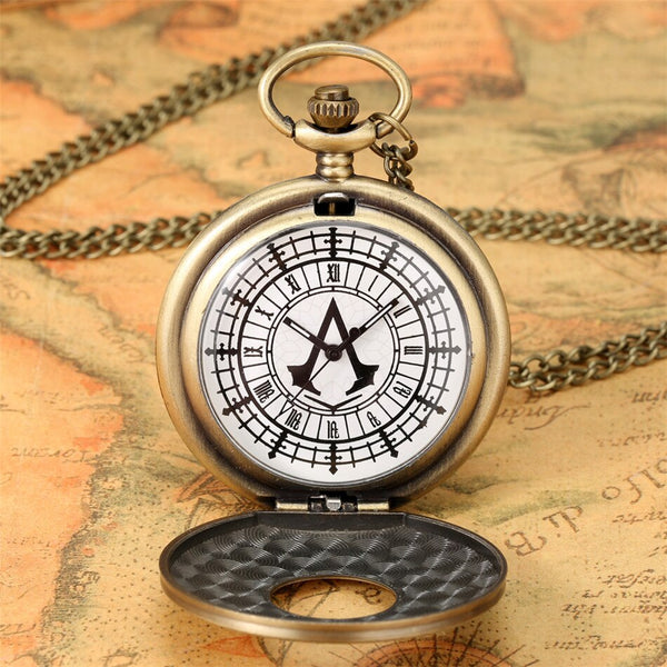 Reloj de bolsillo clásico con colgante y grabado de números romanos.